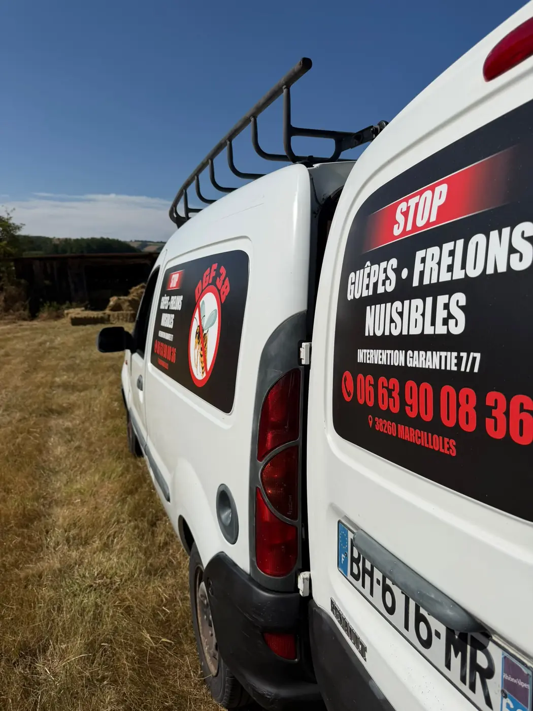 Véhicule d'intervention DGF 38 floqué aux couleurs de l'entreprise